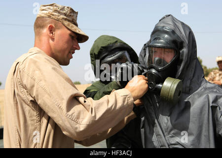 Ein Soldat der königlichen marokkanischen Streitkräfte und US Marine Corps SGT Brent Berven, chemische, biologische Incident Response Force, hilft niederländischen 1. Soldat Peter Van Der Bourght, niederländischen Streitkräfte, dekontaminieren seine Gasmaske für eine Demonstration der chemische, biologische, radiologische und nukleare Verteidigung Verfahren während der Übung afrikanischen Löwen 15 in Tifnit, Marokko, 16.Mai. Königliche marokkanische, USA, Großbritannien, Niederlande und belgischen Streitkräfte während der Durchführung peacekeeping training zur Verbesserung der militärischen Fähigkeiten und operative Vertrautheit als eine internationale Koalition Unterstützung integriert. Deko Stockfoto