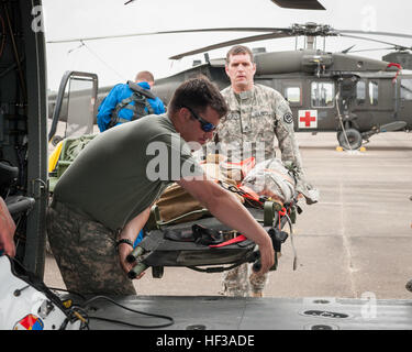 Laden Sie Sgt. Michael Hamilton und Spc. Chris Sonnier, UH-60 Blackhawk Flug Sanitäter, Louisiana Army National Guard (LANG), ein Flugzeug mit Rettung Ausrüstung. Die LANG hieß um Texas National Guard und Texas Task Force 1 Mitglieder für mögliche schnelle Wasser rettet für erwartete Überschwemmungen in der Gegend von Houston, 15.-18. Mai 2015 zu unterstützen. Gardisten arbeiten Seite an Seite mit lokalen und staatlichen Partnern Texaner bei Katastrophen in Not zu helfen. (Foto: US Army National Guard Sgt. 1. Klasse Malcolm McClendon) Houston Überschwemmungen 150517-Z-FG822-002 Stockfoto