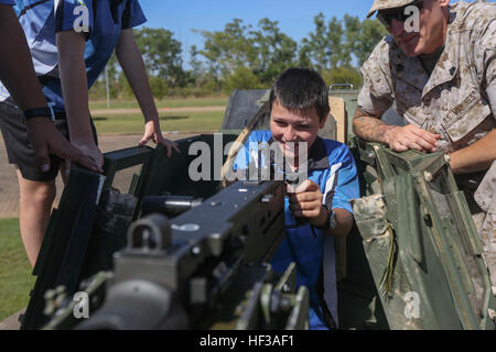 Eine Marine mit 1. Bataillon, 4. Marine Regiment, Marine Drehkraft – Darwin, lehrt ein Student von Rosebery Middle School über die M2.50 Kaliber Browning Machine Gun 18.Mai Robertson Barracks, Northern Territory, Australien. Die Marines sind Teil eines Mentoring-Programms, das zwischen jeder Schule und MRF-D, Beziehungen und Tutor und Sport mit den Schülern abgestimmt ist. Marine Gemeinschaft Engagements im Northern Territory sollen die Beziehung mehr Tiefe verleihen, die sie mit Deutschland teilen. (Foto: U.S. Marine Corps CPL. Angel Serna/freigegeben) US-Marines nehmen l Stockfoto