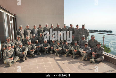 Oregon Air National Guard Flieger aus der 142. Jagdstaffel Flügel Bauingenieur für ein Gruppenfoto zu sammeln, wie sie die Restaurierung auf der Terrasse des Pavillon C medizinische Einrichtung in der Stadt von Mangalia, Rumänien, 19. Mai 2015, als Bestandteil des US European Command (EUCOM) beenden humanitäre Civic Assistance Program (HCA). Das EUCOM HCA-Programm soll die gastgebende Nation kritischer Infrastrukturen und der zugrunde liegenden Lebensbedingungen der zivilen Bevölkerung zu verbessern. (Foto: U.S. Air National Guard techn. Sgt. John Hughel, 142. Fighter Wing Public Affairs/freigegeben) Humanita Stockfoto