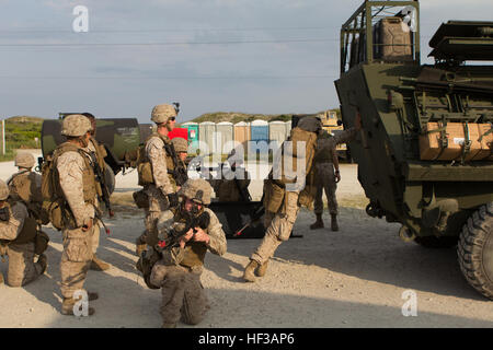 US-Marines mit Battalion Landing Team 2/6, 26. Marine Expeditionary Unit (MEU), laden Sie einen simulierten Unfall in ein leicht gepanzertes Fahrzeug bei Unfall-Evakuierung-Bohrer am Onslow Beach Camp Lejeune, North Carolina, 20. Mai 2015. Die MEU führte das Training zur Verbesserung der notwendigen Fähigkeiten, um die Verwundeten persönlich auf dem Schlachtfeld in der Vorbereitung für den Einsatz mit der Kearsarge amphibische bereit Gruppe in der 5. und 6. Flotte Verantwortungsbereich zu extrahieren. (Foto: U.S. Marine Corps CPL. Jeraco Jenkins/freigegeben) Light Armored Reconnaissance nächtlichen Razzia 150520-M-CV548-021 Stockfoto