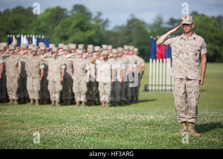 US Marine Corps 1st Sgt. James L. Aultman Jr., Firma First Sergeant, Recht, Alpha Company (Alpha Co.) Infanterie Training Bataillon, Schule der Infanterie-Ost, während die Nationalhymne bei der Alpha-Co.-Abschlussfeier am Camp Geiger, N.C., 21. Mai 2015 salutiert. Die Marines der Alpha Co. neun Wochen-Kurs im Rahmen ihrer letzten Etappe der militärischen Grundausbildung abgeschlossen und Einheiten in die Bedienkräfte zugeschickt werden. (Foto: U.S. Marine Corps Lance Cpl. Andrew Kuppers, SOI-Osten bekämpfen Kamera/freigegeben) Alpha Company-Abschluss an der ITB 150521-M-NT768-002 Stockfoto