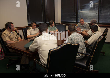 US Army Major General Roy McCarty, stellvertretender Generaladjutant für South Carolina National Guard, trifft sich mit Rechtsberatern mit den Streitkräften der Republik Kolumbien in Columbia, SC, 19. Mai 2015, als Teil der National Guard Zustand Partnerprogramm. Die Kolumbianer besuchten South Carolinas Supreme Court und State House wo trafen sie sich mit staatlichen Gesetzgeber und Mitglieder der Kongreßdelegation des Landes. Ihren Besuch umfasste auch einen Rundgang durch die South Carolina National Guard Gelenksoperationen Zentrum mit der South Carolina Emergency Management Division. (US Army National Guard Foto Stockfoto