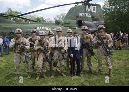 Marines mit 2. Platoon, Charlie Kompanie, 1. Bataillon, 6. Marineregiments stehen mit einem dekorierten-Veteran vor ein CH-46 Sea Knight in Glen Cove High School in Glen Cove, New York, 22. Mai 2015. Marines mit dem Platoon besucht zwei Gymnasien und taktische Einfügungen durchgeführt und sichern einen Umkreis um das Flugzeug, die Meer-Service-Funktionen für die örtliche Gemeinschaft als Teil der Fleet Week New York 2015 zu präsentieren. (U.S. Marine Corps Foto von CPL. Alexander Mitchell) 2. Platoon, Charlie Kompanie Vitrinen Antenne Einsätze für Gymnasien 150522-M-ML847-542 Stockfoto