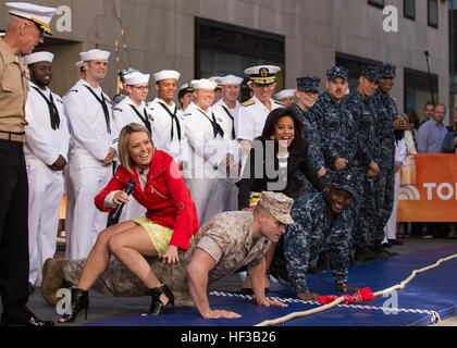 CPL. Stephen Hardcastle, eine Marine mit Spezial-Marine Air Ground Task Force-New York aus Santa Fe, Texas, zeigt seine Stärke vor dem Tauziehen-Event auf die "heute" als Teil der Fleet Week New York, New York City, 23. Mai 2015 zeigen. Marines mit SP-MAGTF-NY präsentieren die Fähigkeiten des Marine Corps sowohl physisch, mental und technologisch während der Fleet Week in New York. Flotte Woche ist eine jährliche Veranstaltung, die New York und Umgebung eine Chance zu sehen, die Meer-Services-Funktionen bereitstellt. (Foto: U.S. Marine Corps CPL. Justin T. Updegraff / veröffentlicht) 150523-M-TV331-061 - zu Stockfoto