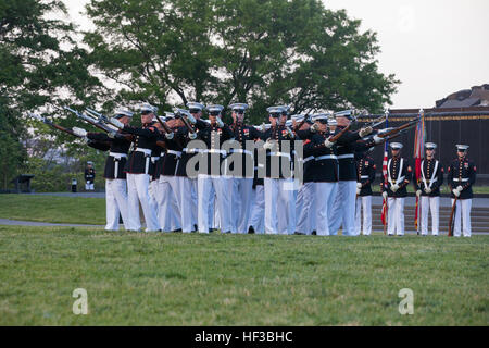 Der Silent Drill Platoon des U.S. Marine Corps feiert während der Parade bei Sonnenuntergang im Marine Corps war Memorial in Arlington, Virginia, die Geschichte und Traditionen des Marine Corps ehrt. Stockfoto