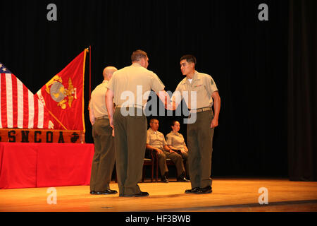 CPL. Sergio J. Parada, Recht, Tank-Reparatur-Techniker, Tank Platoon, Unternehmen B, Ground Combat Element integrierte Task Force, wird während der Unteroffizier Kurs Abschluss an der Marine Corps Base Camp Lejeune Theater, Mai 28 von Master Sgt. James Slife III, Gastredner, gratulierte. Vom Oktober 2014 bis Juli 2015 der GCEITF durchgeführten individuellen und kollektiven Ebene Qualifizierungsmaßnahmen benannt Boden combat Arms berufliche Spezialitäten erleichtern die Standards basierende Beurteilung der körperlichen Leistungsfähigkeit der Marines in einer simulierten Betriebsumgebung, die Durchführung von bestimmten Boden c Stockfoto