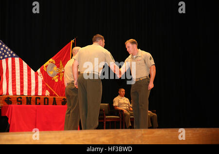 CPL. Wesley A. Hunt, Recht, Feldartillerie Cannoneer, Batterie A, Ground Combat Element integrierte Task Force, wird während der Unteroffizier Kurs Abschluss an der Marine Corps Base Camp Lejeune Theater, Mai 28 von Master Sgt. James Slife III, Gastredner, gratulierte. Ab Oktober 2014 bis Juli 2015 der GCEITF durchgeführten individuellen und kollektiven Ebene Qualifizierungsmaßnahmen benannt Boden combat Arms berufliche Spezialitäten erleichtern die Standards basierende Beurteilung der körperlichen Leistungsfähigkeit der Marines in einer simulierten Betriebsumgebung, die Durchführung von bestimmten Boden gegen Arme ta Stockfoto