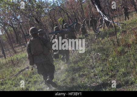 US-Marines mit Marine Drehkraft – Darwin nehmen Sprengstoff zu einer Verletzung Website 29.Mai während Übung Predator Walk am Mount Bundey Training Area, Northern Territory, Australien. Marines mit MRF-D beteiligte sich an bilateralen Training mit der Australian Defence Force für drei Wochen, einschließlich trockene und live-Feuer-Übungen mit Elementen Luft und Boden. Die rotatorische Dislozierung der Marines in Darwin ermöglicht, die Ihnen mehr effektiv trainieren, trainieren und betreiben, mit Partnern verbessert die regionale Sicherheit und baut Kapazität auf natürliche Katastrophen und Krisen im ganzen, dass r schneller Stockfoto