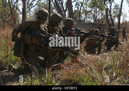 US-Marines mit Marine Drehkraft – Darwin vorzubereiten, eine Verletzung Aufstellungsort während eines Bohrers 29.Mai während Übung Predator Walk am Mount Bundey Training Area, Northern Territory, Australien zu betreten. Marines mit MRF-D beteiligte sich an bilateralen Training mit der Australian Defence Force für drei Wochen, einschließlich trockene und live-Feuer-Übungen mit Elementen Luft und Boden. Die rotatorische Dislozierung der Marines in Darwin ermöglicht, die Ihnen mehr effektiv trainieren, trainieren und betreiben, mit Partnern erhöht die regionale Sicherheit und baut Kapazitäten reagieren schneller auf natürliche Katastrophen und Krisen thro Stockfoto