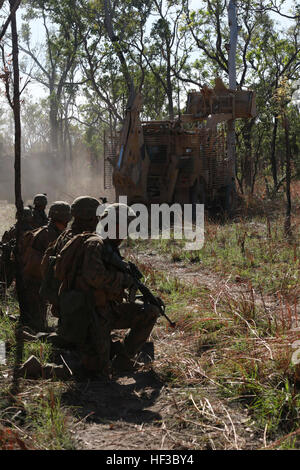 US-Marines mit Marine Drehkraft – Darwin vorzubereiten, eine Verletzung Aufstellungsort während eines Bohrers 29.Mai während Übung Predator Walk am Mount Bundey Training Area, Northern Territory, Australien zu betreten. Marines mit MRF-D beteiligte sich an bilateralen Training mit der Australian Defence Force für drei Wochen, einschließlich trockene und live-Feuer-Übungen mit Elementen Luft und Boden. Die rotatorische Dislozierung der Marines in Darwin ermöglicht, die Ihnen mehr effektiv trainieren, trainieren und betreiben, mit Partnern erhöht die regionale Sicherheit und baut Kapazitäten reagieren schneller auf natürliche Katastrophen und Krisen thro Stockfoto