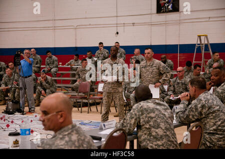 Soldaten aus der 36. Infanteriedivision sammeln von einer Karte für ein Briefing in Vorbereitung auf einen simulierten Angriff Luftbetrieb während Warfighter 15-05 in Fort Hood, Texas, 2. Juni 2015. Der California Army National Guard 40. Combat Aviation Brigade nahm an der Warfighter Übung in Vorbereitung für den geplanten Einsatz nach Kuwait noch in diesem Jahr. (US Army National Guard Foto von Sgt. Ian M. Kummer/veröffentlicht) 40. CAB Soldaten bereiten für die Bereitstellung 150602-Z-JK353-020 Stockfoto