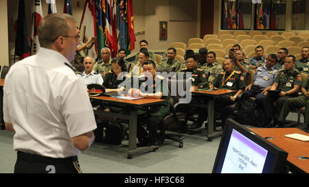 Hawaii National Guard Major General Arthur "Joe" J. Logan, der Adjutant General richtet sich an ausländische Delegierte aus sieben pazifischen Ländern bei Daniel K. Inouye Asia-Pacific Center for Security Studies. Die Delegierten beobachten und manchmal zu beteiligen, in einem Hurrikan Bereitschaft Übung gesponsert von der National Guard Bureau, genannt US Northern Command und Hawaii Emergency Management Agency wachsam Guard/Makani Pahili 2015. Hawaii-Nationalgarde Gastgeber wachsam Guard-Makani Pahili 2015 ausüben 150603-Z-UW413-008 Stockfoto