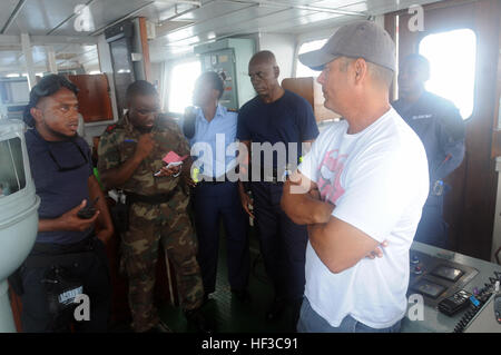 Trinidad und Tobago Defence Force Able Seaman Jonathan Li links () Fragen US Coast Guard Senior Chief Petty Officer Gustavo Tirado (rechts), Maritime Law Enforcement Spur Blei, während einer Schiff boarding Drill am 4. Juni im Tradewinds 2015. Tirado war als Kapitän des Schiffes, Verdacht auf Drogen Schmuggel Rollenspiel. Tradewinds 2015 ist eine gemeinsame, kombinierte Übung in Verbindung mit Partnerstaaten zur Verbesserung der kollektiven Fähigkeiten der Streitkräfte und Wachkörpern, gegen die grenzüberschreitende organisierte Kriminalität und Durchführung humanitärer/Katastropheneinsätzen geführt. (US Army National Guard Stockfoto