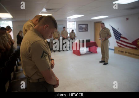 Lance Cpl. Brandon Chartier, ein Schütze mit Alpha Co., 1. Bataillon, 8. Marine Regiment, senkt seinen Kopf, während die Kapläne Anrufung an der 1/8 Lance Cpl. Seminar Teilung 7. Juni 2015, an Bord Camp Lejeune, North Carolina. Die Marines abgeschlossen die fünftägige Kurs beinhaltete Klassen auf Führung und Ethik. (U.S. Marine Corps Foto von CPL. Ryan Young / veröffentlicht) Marines von 1-8 halten erste Lanze-Obergefreites Seminar 150605-M-KK554-011 Stockfoto