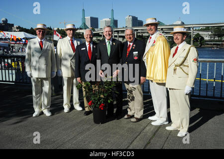 150605-N-OO032-162 PORTLAND, Oregon/USA (5. Juni 2015) Secretary Of The Navy Ray Mabus posiert für ein Foto mit dem königlichen Gartenfachleute Rat für die 106. jährliche Rose Festival, während Portland Fleet Week und Rose Festival. Das Festival und Portland Fleet Week sind ein Fest der Meer-Dienste mit Matrosen, Marines und Coastguardsmen aus den USA und Kanada machen die Stadt zu einer Anlaufstelle. (U.S. Navy Photo by Massenkommunikation Spezialist 2. Klasse Cory Asato/freigegeben) SECNAV geehrt bei 106. jährliche Rose Festival Flotte Woche 150605-N-OO032-162 Stockfoto