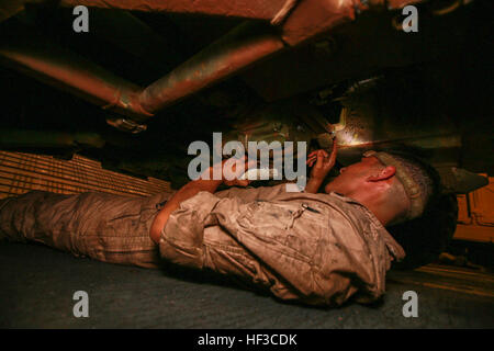 U.S. Marine CPL. Bryan Delgado führt Wartung der Fahrzeuge auf ein Light Armored Vehicle (LAV-25) an Bord der USS Anchorage (LPD 23) in der Philippine Sea, 5. Juni 2015. Delgado ist ein LAV Besatzungsmitglied mit 1. Light Armored Reconnaissance Battalion, 15. Marine Expeditionary Unit.  Die Marines und Matrosen der 15. MEU Wartungsarbeiten ständig an ihrer Ausrüstung, Kampfbereitschaft beizubehalten. (U.S. Marine Corps Foto von Sgt. Jamean Berry/freigegeben) US-Marines halten Fahrzeuge Rost frei auf dem Meer 150605-M-GC438-024 Stockfoto