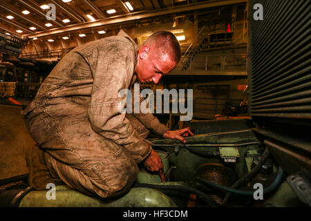 U.S. Marine Lance Cpl. Shane Ledbetter führt Wartung der Fahrzeuge auf ein Light Armored Vehicle (LAV-25) an Bord der USS Anchorage (LPD 23) in der Philippine Sea, 5. Juni 2015. Ledbetter ist ein LAV Besatzungsmitglied mit 1. Light Armored Reconnaissance Battalion, 15. Marine Expeditionary Unit. Die Marines und Matrosen der 15. MEU Wartungsarbeiten ständig an ihrer Ausrüstung, Kampfbereitschaft beizubehalten. (U.S. Marine Corps Foto von Sgt. Jamean Berry / veröffentlicht) US-Marines halten Fahrzeuge Rost frei auf dem Meer 150605-M-GC438-021 Stockfoto