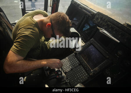 CPL. Brad D. Skinner, einem Flug Ausrüstung Techniker mit Marine Medium Tiltrotor Geschwader 365 (Stahlbeton), 24. Marine Expeditionary Unit, reinigt das Innere der ein MV-22 Osprey-Cockpit auf dem Flugdeck der amphibischen Angriff Schiff USS Iwo Jima (LHD-7) in den Golf von Aden, 6.Juni. Die Marines statt waschen unten aller Flugzeuge in Vorbereitung für landwirtschaftliche Inspektionen in den kommenden Wochen. Die 24. MEU ist auf den Schiffen der Iwo Jima amphibisches bereit Gruppe in Angriff genommen und eingesetzt, um die Aufrechterhaltung der regionalen Sicherheit in den USA 5. Flotte Einsatzgebiet. (U.S. Marine Corps Foto von Lance Cpl Stockfoto