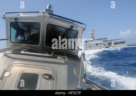 Eine Antigua And Barbuda Defence Force Coast Guard 33-Fuß besonderen Zweck Handwerk - Law Enforcement-Boot zieht von der U.S. Coast Guard Cutter Kathleen Moore nach der Einschiffung einer Mannschaft zur Teilnahme an einem Höhepunkt maritimen Events am 6. Juni während Tradewinds 2015 Phase eins. Kathleen Moore geboten an der Veranstaltung als ein Fischereifahrzeug schmuggeln Drogen vermutet. Tradewinds 2015 ist eine gemeinsame, kombinierte Übung führte in Verbindung mit Partnerstaaten zur Verbesserung der kollektiven Fähigkeiten der Streitkräfte und Wachkörpern, gegen die grenzüberschreitende organisierte Kriminalität und Durchführung humanitärer/d Stockfoto