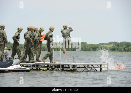 Flugpersonal aus Nebraska Air National Guard 155. Air Refueling Wing und 170. Operations Support Squadron-Sprung in die verzweigte Oak Lake, Nebraska, Schwimmen zum 20-Mann-Rettungsflöße und warten auf Rettung von einem UH-60 Black Hawk Hubschrauber während eines Survival Trainings 6 Juni. Die Besatzungsmitglieder zu Überlebenstechniken zu Land und zu Wasser mit Hands-on Training verbessern. Wasser Überlebenstraining 150606-Z-GK473-658 Stockfoto