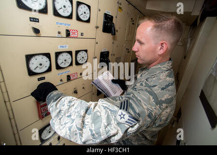 US Air Force Senior Airman Jonathan R. Smail, ein Getriebe-Techniker von 233. Space Communications Squadron, Colorado Air National Guard überwacht Computersysteme im Anhängerbetrieb Systeme, die Satellitenmobilfunkdienste in Greeley Air National Guard Station, Greeley, Colorado, 7. Juni 2015. Smail, behebt und Satelliten Kommunikation elektronische Geräte für die 233. eines eine Art Mobile nuklearen und Raketen Start Tracking Mission unterhält, gewann die 2014 Air National Gardist des Jahres. (Air National Guard Foto von techn. Sgt. Wolfram M. Stumpf/veröffentlicht) 2014 Luft Gardist des Jahres 150607-Z-BR51 Stockfoto