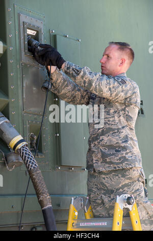 US Air Force Senior Airman Jonathan R. Smail, ein Getriebe-Techniker von 233. Space Communications Squadron, Colorado Air National Guard, prüft die Kabel angeschlossen, um Systeme, die Satellitenmobilfunkdienste Anhänger in Greeley Air National Guard Station, Greeley, Colorado, 7. Juni 2015. Smail, behebt und Satelliten Kommunikation elektronische Geräte für die 233. eines eine Art Mobile nuklearen und Raketen Start Tracking Mission unterhält, gewann die 2014 Air National Gardist des Jahres. (Air National Guard Foto von techn. Sgt. Wolfram M. Stumpf/veröffentlicht) 2014 Luft Gardist des Jahres 150607-Z-BR Stockfoto