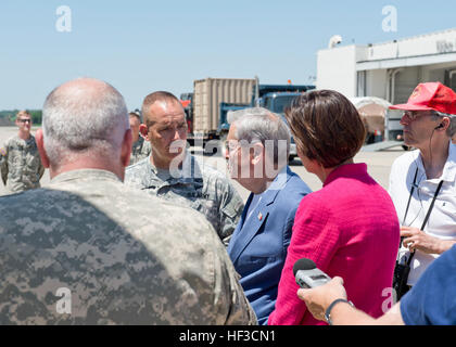 132. Flügel in Des Moines, Iowa begrüßt den Gouverneur des Bundesstaates Iowa, Terry Branstad (blaue Jacke) und der Leutnant-Gouverneur von Iowa, Kim Reynolds (rosa Jacke) für eine Tour durch die Flügel-Funktionen auf Dienstag, 9. Juni 2015; Der Adjutant General of Iowa ist Generalmajor Timothy Orr (Gespräch mit war) auch anwesend.  Zusammen mit der Einheit drei neue Missionen (Intelligence Surveillance Aufklärung, Defensive Cyber-Operationen, MQ-9 Flugbetrieb) dient der 132. Nation, Staat und Gemeinschaft eine einheitliche Gesamtkraft Flügel; Chief Warrant Officer 4 Greg Wilbur (zweiter von links, w Stockfoto