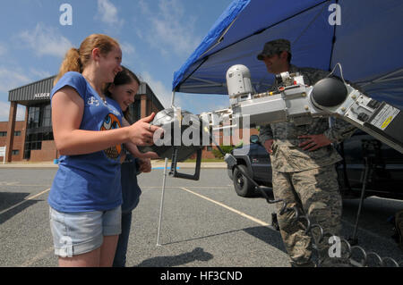 US Air Force Tech Sgt. Philip Douglass, 177. Bauingenieur-Geschwader explosive Ordnance Entsorgung Techniker, erklärt die grundlegende Funktionsweise eines Roboters Air Force Medium-Sized Studenten aus Erle Avenue Middle School in Egg Harbor Township, New Jersey am 9. Juni 2015. Mitglieder der New Jersey Air National Guard und lokalen Ersthelfer Ausrüstung holte und Displays für unterrichten Schüler über die erbrachten Leistungen für die Gemeinschaft eingerichtet. (Foto: U.S. Air National Guard Airman 1st Class Amber Powell/freigegeben) 177 Fighter Wing beteiligt sich an lokalen Schulveranstaltung 150609-Z-PJ006-03 Stockfoto