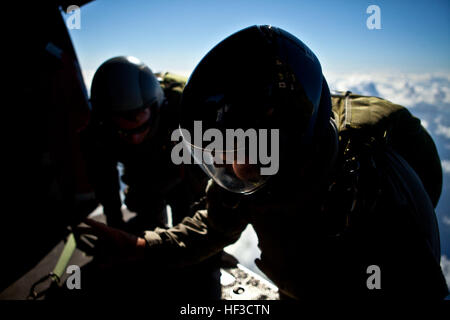 US-Marines, Abteilung zugewiesen 4. Force Reconnaissance Company, springen aus einem Hubschrauber UH-1Y Venom während zerstreute Einfügung Ausbildung an der Flightline an Bord Kaneohe Bay Marine Corps Air Station (MCAS), 10. Juni 2015 vorzubereiten. Das Aufklärungs-Team führte diese Ausbildung zu verfeinern Sie ihre Fähigkeiten in zerstreute Einfügung bereit, wenn für einen künftigen Einsatz in Anspruch genommen werden. (Foto: U.S. Marine Corps Lance Cpl. Aaron S. Patterson, MCBH Bekämpfung der Kamera/freigegeben) 4. Force Recon springt von Hubschraubern in Hawaii 2015 150610-M-QH615-151 Stockfoto