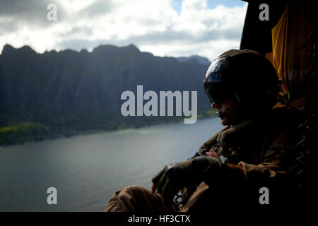 US Marine Corps Staff Sgt Joshua Covell, Antenne Beobachter zugewiesen Marine Licht Angriff Hubschrauberstaffel (HMLA-367), genießt die Aussicht der Kaneohe während zerstreute Einfügung Ausbildung an der Flightline an Bord Kaneohe Bay Marine Corps Air Station (MCAS) 10. Juni 2015. Das Aufklärungs-Team führte diese Ausbildung zu verfeinern Sie ihre Fähigkeiten in zerstreute Einfügung bereit, wenn für einen künftigen Einsatz in Anspruch genommen werden. (Foto: U.S. Marine Corps Lance Cpl. Aaron S. Patterson, MCBH Bekämpfung der Kamera/freigegeben) 4. Force Recon springt von Hubschraubern in Hawaii 2015 150610-M-QH615-176 Stockfoto