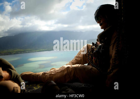 US Marine Corps Staff Sgt Joshua Covell, Antenne Beobachter zugewiesen Marine Licht Angriff Hubschrauberstaffel (HMLA-367), genießt die Aussicht der Kaneohe Bay während zerstreute Einfügung Ausbildung an der Flightline an Bord Kaneohe Bay Marine Corps Air Station (MCAS), 10. Juni 2015. Das Aufklärungs-Team führte diese Ausbildung zu verfeinern Sie ihre Fähigkeiten in zerstreute Einfügung bereit, wenn für einen künftigen Einsatz in Anspruch genommen werden. (Foto: U.S. Marine Corps Lance Cpl. Aaron S. Patterson, MCBH Bekämpfung der Kamera/freigegeben) 4. Force Recon springt von Hubschraubern in Hawaii 2015 150610-M-QH615-277 Stockfoto