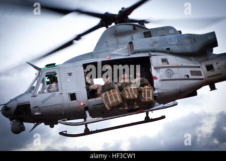 US-Marines, Abteilung zugewiesen 4. Force Reconnaissance Company, springen aus einem Hubschrauber UH-1Y Venom während zerstreute Einfügung Ausbildung an der Flightline an Bord Kaneohe Bay Marine Corps Air Station (MCAS), 10. Juni 2015 vorzubereiten. Das Aufklärungs-Team führte diese Ausbildung zu verfeinern Sie ihre Fähigkeiten in zerstreute Einfügung bereit, wenn für einen künftigen Einsatz in Anspruch genommen werden. (Foto: U.S. Marine Corps Lance Cpl. Aaron S. Patterson, MCBH Bekämpfung der Kamera/freigegeben) 4. Force Recon springt von Hubschraubern in Hawaii 2015 150610-M-QH615-324 Stockfoto