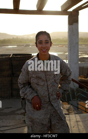 Nach vorn operative Basis MUSA QAL'EH, steht Provinz Helmand, Afghanistan - SGT Habiba Abida, der Teamleiter des weiblichen Engagement Team 12 und eine Arlington, VA., native, am Anfang ein Gebäude, das eine Fläche von Musa Qal'eh District, mit Blick auf 5. August. Abida, 2003 Absolvent von Wakefield High School, hilft eine Alphabetisierung-Schule für die Frauen von Musa Qal'eh zu leiten, wo die Frauen die erste Möglichkeit, formal wie lesen und Schreiben gelehrt werden gewährt werden. Weibliche Marines starten erste Musa QalE28099eh womanE28099s Schule 110805-M-RI804-518 Stockfoto