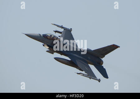 Ein US-Air Force f-16 Kampfjet, zugeordnet der 52. Kämpfer-Flügel aus Spangdahlem, Deutschland, kehrt in Łask Air Base nach einer Mission zur Unterstützung der Operation Atlantic zu beheben, 12. Juni 2015. Mult-nationaler f-16 Kämpfer sind aus Łask Air Base zur Teilnahme an Übungen wie Ramstein Guard, Saber Strike und BALTOPS tätig. US Air Force Piloten aus Spangdahlem Air Base, Deutschland und der South Carolina Air Guard 169. Kämpfer-Flügel von McEntire Joint National Guard Base, werden im Laufe des Monats Juni in Łask Air Base zur Unterstützung der Operation Atlantic zu beheben, bereitgestellt. Diese trai Stockfoto