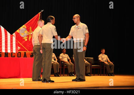 Sgt. Major Robin C. Fortner, Mitte links, Sergeant-Major, Ground Combat Element integrierte Task Force, gratuliert Sgt. Monte E. Priddy, Feldartillerie Cannoneer, Batterie A, Ground Combat Element integrierte Task Force, während eines Sergeants Kurs Abschlussfeier an der Marine Corps Base Camp Lejeune, North Carolina, Theater, 12. Juni 2015. Vom Oktober 2014 bis Juli 2015 der GCEITF durchgeführten individuellen und kollektiven Ebene Qualifizierungsmaßnahmen benannt Boden combat Arms berufliche Spezialitäten erleichtern die Standards basierende Beurteilung der körperlichen Leistungsfähigkeit der Marines in einem simula Stockfoto