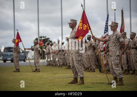 Marine Offiziere und angeworbenes Personal der Marine Corps Installationen Pacific stehen während der Zeremonie des Kommandowechsels in Camp Foster, Okinawa, Japan, in der sie die Führung zu einem neuen Kommandeur überführen und die Organisationsstruktur und das militärische Protokoll hervorheben. Stockfoto