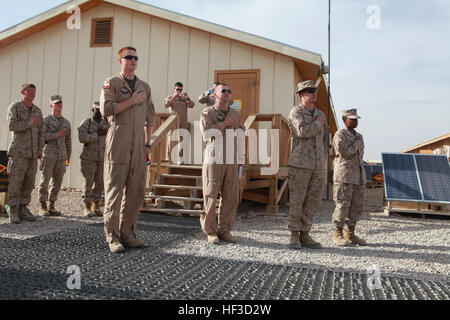 Marines mit 2. Marine Aircraft Wing (vorwärts) rezitieren die Pledge of Allegiance während einer Gedenkveranstaltung für San Jacinto Tag Hauptquartier der 2. MAW (Fwd) zusammengesetzten auf Camp Leatherneck, Afghanistan, April 21. San Jacinto Tag erinnert an eine Schlacht zwischen den Texas Armee und mexikanische Kräfte und gilt als der Wendepunkt für Texas Unabhängigkeit von Mexiko, 21. April 1836. "Die Zeremonie gab mir ein Gefühl des Stolzes in den Ort, den ich zu Hause," sagte Lance CPL Alicia D. McGinnis, Versorgung Angestellter mit Marine Wing zentrale Squadron 2 und gebürtig aus Houston. Lone Star Marines zu Ehren Texas Stockfoto