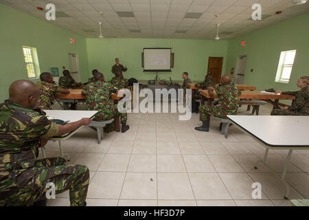 US Marine Kapitän Stephen Dally, Leiter Zusammenarbeit Sicherheitsteam, spezielle Zweck Marine Air Ground Task Force Southern Command, verleiht eine Bewusstsein für die Menschenrechte-Klasse Spezialeinheiten aus Trinidad vor ihrer Einleitung der Dschungel Ausbildung während der Phase II des Tradewinds 2015, 15. Juni 2015. Tradewinds 2015 ist eine Gelenk-kombinierte Übung in Verbindung mit Partnerstaaten zur Verbesserung der kollektiven Fähigkeiten der Streitkräfte und Wachkörpern, gegen die grenzüberschreitende organisierte Kriminalität und Durchführung humanitärer/Katastropheneinsätzen geführt. (U.S. Marine Corps Foto: Stockfoto