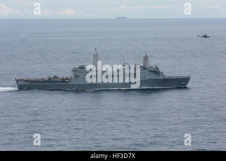 Ein AH-1Z Viper mit Marine Medium Tiltrotor Squadron 161 (Stahlbeton), 15. Marine Expeditionary Unit, startet von der USS Anchorage (LPD 23) im Indischen Ozean, 16. Juni 2015.  Der Ankerplatz beherbergt hunderte von Marines und Matrosen Ausbildung ständig, um sicherzustellen, sie sind bereit für jede Situation während ihres Einsatzes. (U.S. Marine Corps Foto von Sgt. Jamean Berry/freigegeben) US-Marine Piloten nehmen in Himmel über indische Ozean 150616-M-GC438-135 Stockfoto