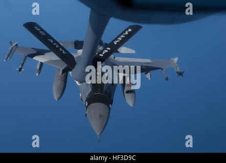 Ein US-Air Force f-16 Fighting Falcon, 354. Kämpfer-Flügel, Eielson Air Force Base, Alaska, zugewiesen richtet unter dem Baum eine US Luftwaffe KC-135T Luftbetankung zugewiesen der 92. Air Refueling Wing, Fairchild Air Force Base, Washington, 16. Juni 2015, während der Durchführung einer Trainingsmission über den Golf von Alaska während der Übung Northern Edge 15. Nordrand ist Alaskas erste gemeinsame Übung Praxis Operationen, Techniken und Verfahren sowie die Interoperabilität zwischen den Dienstleistungen verbessern soll. Tausende von Service-Mitglieder aus dem aktiven Dienst, Reserve und der Nationalgarde u Stockfoto