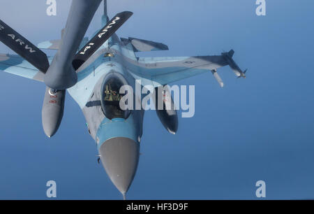 Ein US-Air Force f-16 Fighting Falcon, 354. Kämpfer-Flügel, Eielson Air Force Base, Alaska, zugewiesen richtet unter dem Baum eine US Luftwaffe KC-135T Luftbetankung zugewiesen der 92. Air Refueling Wing, Fairchild Air Force Base, Washington, 16. Juni 2015, während der Durchführung einer Trainingsmission über den Golf von Alaska während der Übung Northern Edge 15. Nordrand ist Alaskas erste gemeinsame Übung Praxis Operationen, Techniken und Verfahren sowie die Interoperabilität zwischen den Dienstleistungen verbessern soll. Tausende von Service-Mitglieder aus dem aktiven Dienst, Reserve und der Nationalgarde u Stockfoto