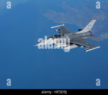 Ein US-Air Force f-16 Fighting Falcon zugewiesen 35. Fighter Wing, Misawa Air Base, Japan, führt eine Ausbildungsmission über den Golf von Alaska 16. Juni 2015, während der Übung Northern Edge 15. Nordrand ist Alaskas erste gemeinsame Übung Praxis Operationen, Techniken und Verfahren sowie die Interoperabilität zwischen den Dienstleistungen verbessern soll. Tausende von Service-Mitglieder aus dem aktiven Dienst, Reserve und der Nationalgarde-Einheiten sind daran beteiligt. (Foto: U.S. Marine Corps CPL. Suzanne Dickson / veröffentlicht) NE15 führt Trainingsszenarien in Himmel über Alaska 150616-M-GX394-192 Stockfoto