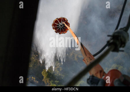 Ein "Bambi Bucket", hängend von einem Alaska Army National Guard Black Hawk Hubschrauber, löst mehr als 700 Gallonen Wasser auf das Stetson-Creek-Feuer in der Nähe von Cooper Landing, Alaska, 17.Juni. Zwei AKARNG Black Hawk-Hubschrauber flog 200 Eimer insgesamt dumping mehr als 144.000 Gallonen Wasser auf dem 300 Hektar großen Stetson-Creek-Feuer auf der Kenai-Halbinsel Teil des Chugach National Forest. (US Army National Guard Foto von Sgt. Balinda O'Neal) Alaska Army National Guard Black Hawk Besatzungen helfen Alaska Brandbekämpfung 150617-Z-CA180-028 Stockfoto