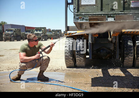 Sergeant Alex Bruderer, Rechtsdienst Spezialist mit dem 24. Marine Expeditionary Unit (MEU) wäscht eine Speichereinheit im Wash-Down-Betrieb in Aqaba, Jordanien, 17. Juni 2015. Die MEU durchgeführt die Wäsche nach unten in der Vorbereitung für die Zollkontrolle vor der Rückkehr in den US USA später in diesem Sommer. Die 24. MEU ist auf den Schiffen der Iwo Jima amphibisches bereit Gruppe in Angriff genommen und eingesetzt, um die Aufrechterhaltung der regionalen Sicherheit in den USA 5. Flotte Einsatzgebiet. (Foto: U.S. Marine Corps Lance Cpl. Austin A. Lewis) USS Iwo Jima führt Wash-Down in Jordanien 150617-M-QZ288-054 Stockfoto