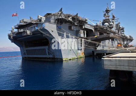 Die amphibischen Angriff Schiff USS Iwo Jima (LHD-7) sitzt Pier-Seite in Aqaba, Jordanien, während Marines mit 24. Marine Expeditionary Unit (MEU) Wash-Down Operationen durchzuführen. Die 24. MEU ist auf den Schiffen der Iwo Jima amphibisches bereit Gruppe in Angriff genommen und eingesetzt, um die Aufrechterhaltung der regionalen Sicherheit in den USA 5. Flotte Einsatzgebiet. (Foto: U.S. Marine Corps Lance Cpl. Austin A. Lewis) 24 MEU Wraps-oben waschen-unten in Jordanien 150618-M-QZ288-041 Stockfoto