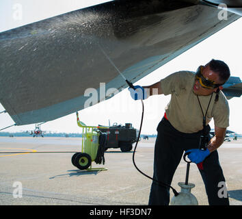 US Air Force Staff Sgt Eric L. Sandberg, Crewchief mit 18. Aggressor Squadron, spült eine F - 16C Fighting Falcon Flugzeuge mit Wasser während der Übung Northern Edge 15 Eielson Air Force Base, Alaska, 19. Juni 2015. Nordrand ist Alaskas erste gemeinsame Übung Praxis Operationen, Techniken und Verfahren sowie die Interoperabilität zwischen den Dienstleistungen verbessern soll. Tausende von Service-Mitglieder aus dem aktiven Dienst, der Reserve und der Nationalgarde-Einheiten beteiligt sind. (Foto: U.S. Marine Corps MCIPAC Bekämpfung der Kamera, CPL. Suzanne Dickson/freigegeben) Flight-Line Maintenance Stockfoto