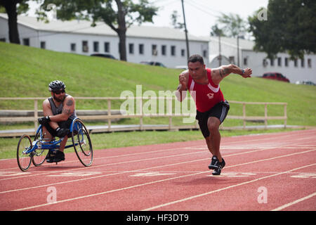 US Marine Corps Veteran Staff Sgt Jose Ramirez, Recht, Praktiken Sprints als Marine Corps Veteran Sgt. Richard Dennis, links, Uhren im Marine Corps Base (MCB) Quantico, VA., 20. Juni 2015. Koch ist Mitglied der 2015 Department of Defense (DoD) Krieger Spiele All-Marine Team. Die 2015 DoD Krieger Spiele, statt in MCB Quantico Juni 19-28, ist eine adaptive sportlichen Wettkampf für die Verwundeten, Kranken und verletzten Veteranen aus der U.Sm Armee, Marine Corps, Marine, Luftwaffe, Special Operations Command und die britischen Streitkräfte und Angehörige. (Foto: U.S. Marine Corps Cpl Ashley Cano/freigegeben) Stockfoto