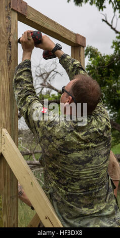 Kanadischen Betrieb Ausbilder mit 2. Bataillon, königliches kanadisches Regiment Schulen multinationale Kräfte auf innere urbanen Taktik Training, Innenraum schließen Viertel Schlachten und Zimmer Lichtungen Preis Barracks, Belize, 20. Juni 2015. Tradewinds 2015 ist eine kombinierte, gemeinsame US Southern Command geförderte Bewegung und eine Chance für die beteiligten Partnernationen zusammenkommen, regionale Sicherheit zu erhöhen. (US Marine Corps Foto: Lance Cpl. Kimberly Aguirre/freigegeben) Tradewinds 2015 Raum Clearing Bohrer 150620-M-NX410-048 Stockfoto