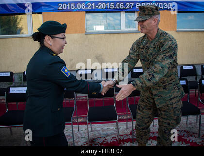 Major General Christopher J. Mahoney, stellvertretender Kommandant, US Marine Corps Forces, Pazifik, schüttelt Hände mit einem mongolischen Streitkräfte Dolmetscher bei der Eröffnungsfeier für die Gesundheit Dienstleistungen Unterstützung Engagement an der 79. High School, 9. Unterbezirk, Mongolei-Viertel, 9. Khoroo während Khaan Quest 2015 in Ulaanbaatar, Mongolei, 21. Juni 2015. Khaan Quest ist eine regelmäßige, multinationale Übung veranstaltet jährlich von mongolischen Streitkräfte und Co-gesponsert von der US-Armee, Pacific und US Marine Corps Forces Pacific. KQ15 ist der jüngste in einer Reihe von Übungen entwickelt, t Stockfoto